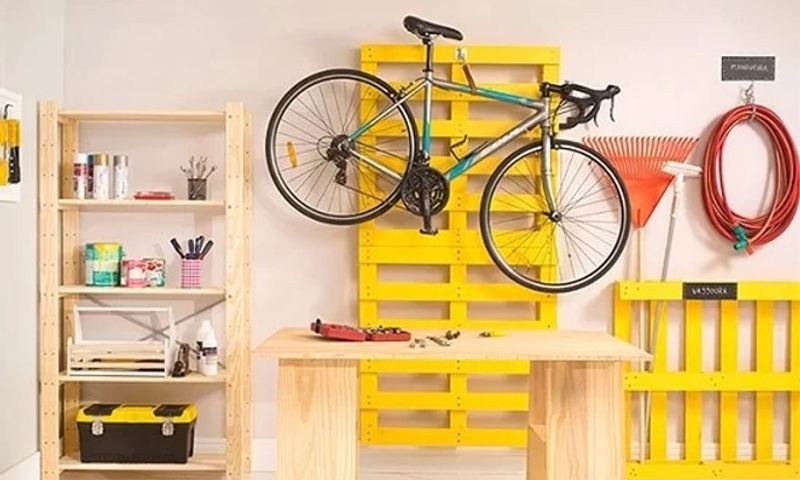 7 bicicleta pendurada na parede da garagem
