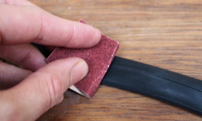 Pessoa lixando câmara de ar de pneu de bicicleta