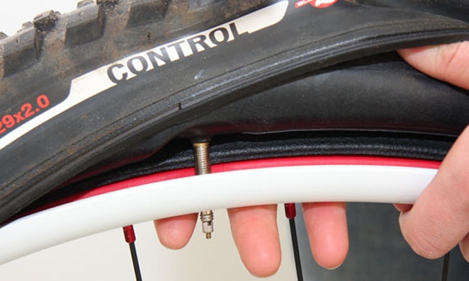 Estrutura do biquinho de bicicleta sob câmara de ar, pneu e aro