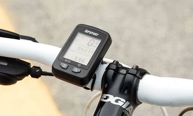 velocímetro em um guidão da bicicleta