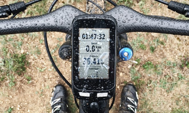 Velocímetro de performance em um guidão todo molhado com a chuva