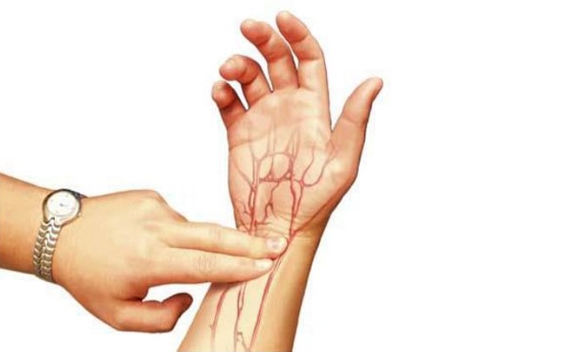 Pessoa verificando o batimento cardíaco