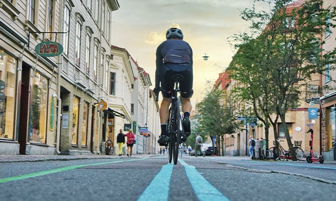 Homem andando de bicicleta