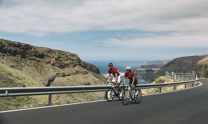 Pessoas andando de bicicleta na estrada