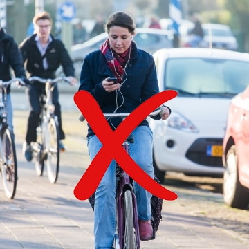 Mulher andando de bicicleta mexendo no celular
