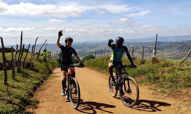Pessoas andando de bicicleta na estrada de chão