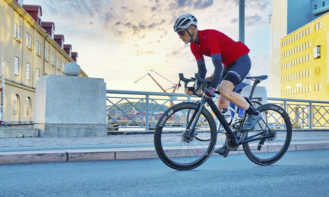 Homem andando de bicicleta speed