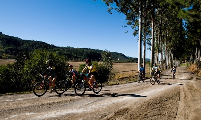Imagem de ciclistas andando de bike no vale europeu de ciclismo