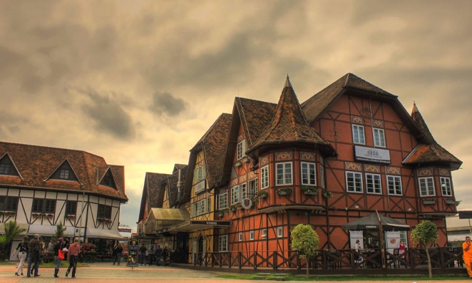 Vista de uma cidade do Vale Europeu de Ciclismo