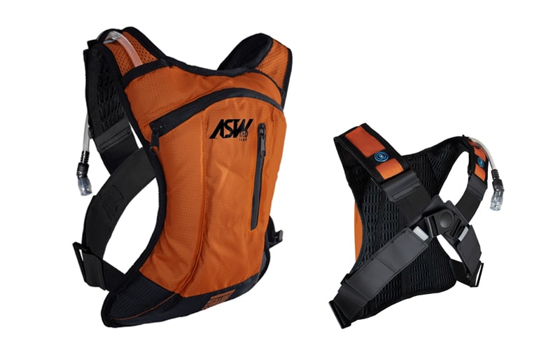 Imagem de frente e de costas de uma mochila de hidratação