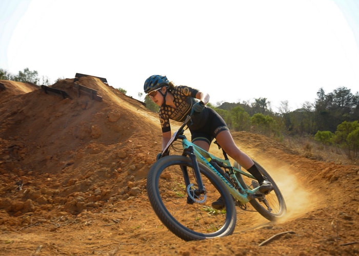 Mulher andando de bicicleta MTB trail