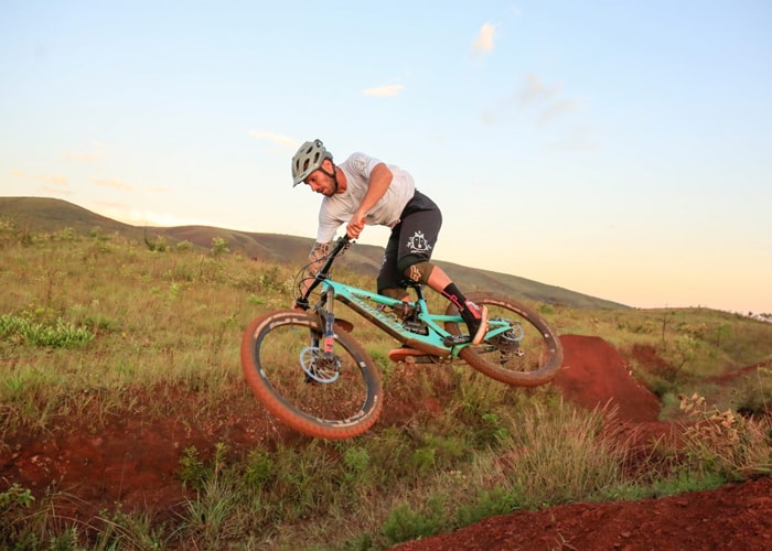 Homem fazendo trilha com bike MTB Enduro