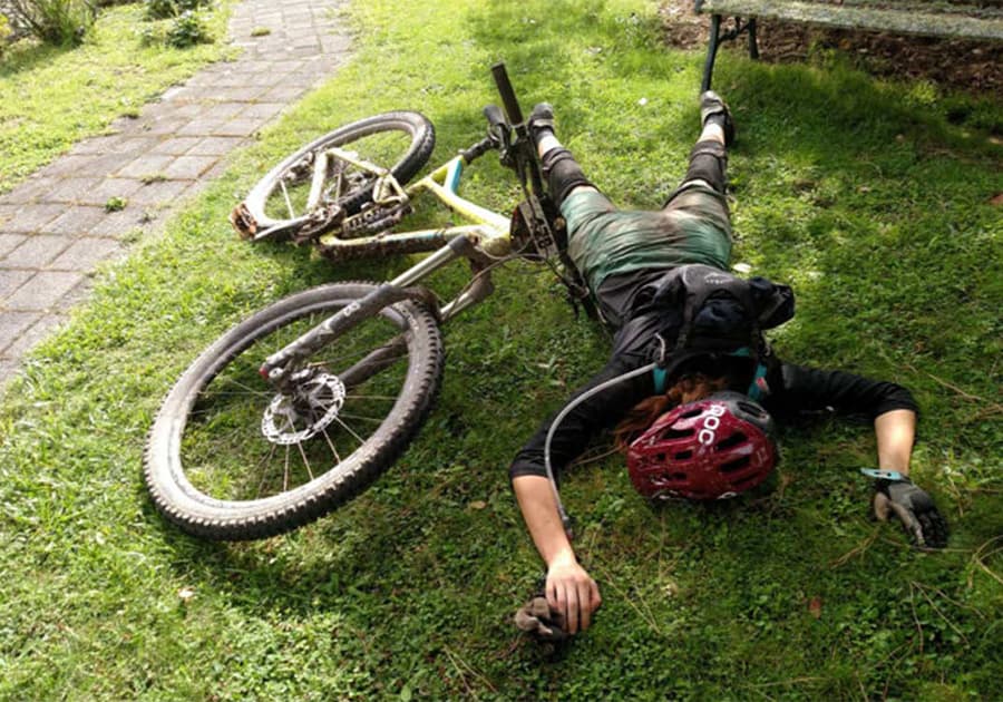 Imagem de um ciclista deitado depois de um percurso longo