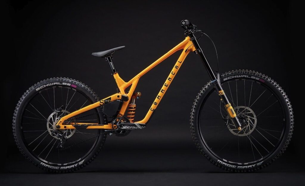 Imagem de bike MTB Downhill na cor laranjada