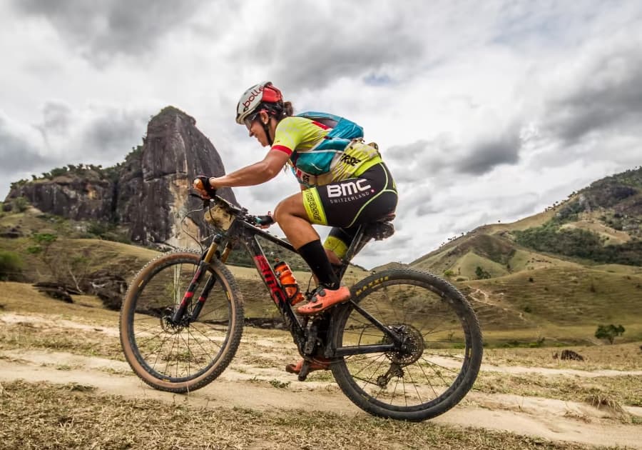 Ciclista fazendo trilha e utilizando uma sapatilha