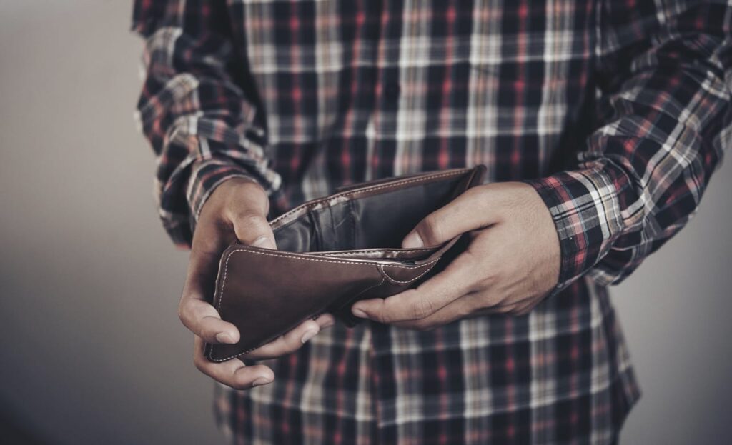 Homem com a carteira vazia pensando em como comprar uma BIKE MTB