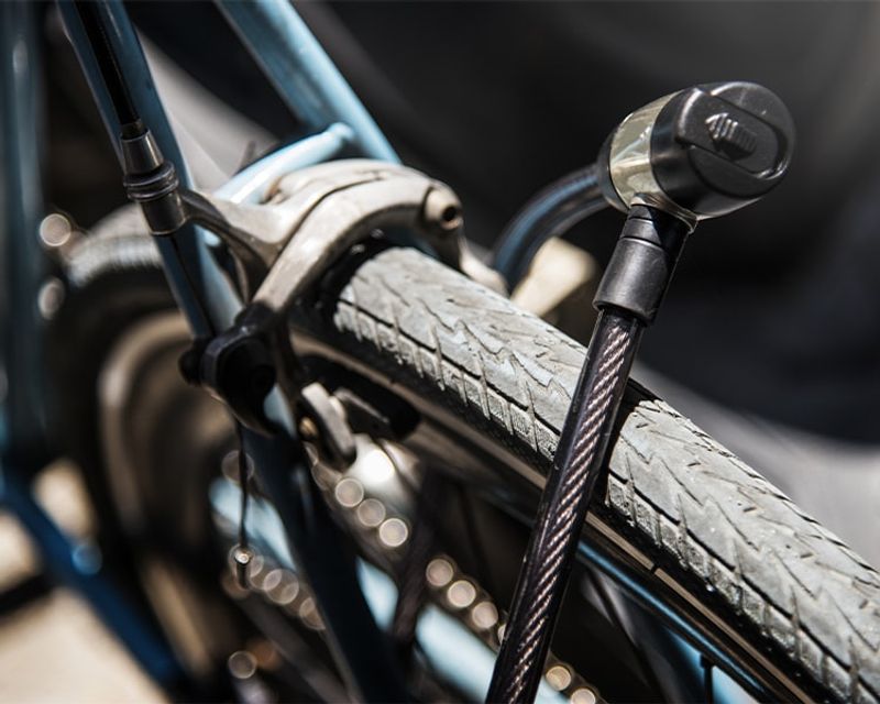 Bicicleta com cadeado no pneu traseiro de uma bicicleta road