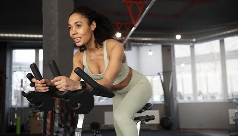 01 core o que é mulher praticando spinning na academia