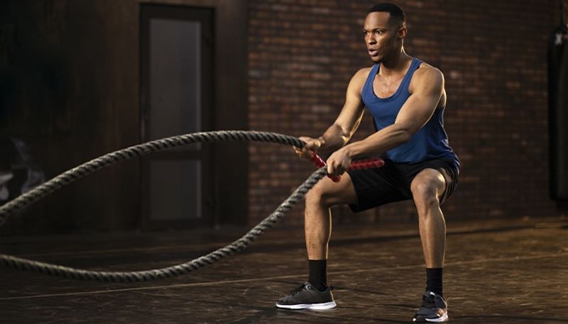 02 core benefícios homem negro praticando crossfit