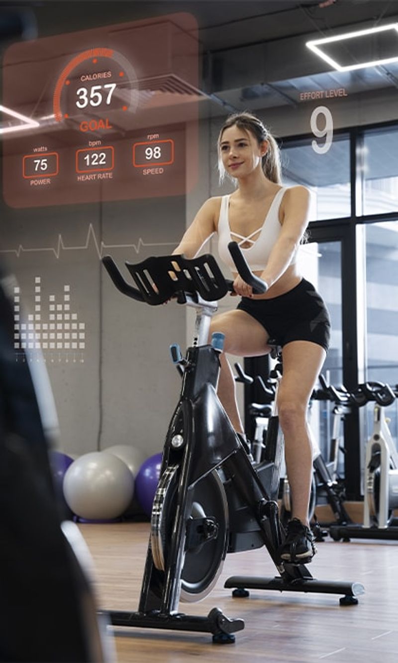 02 indoor treino mulher treinando ciclismo indoor na academia