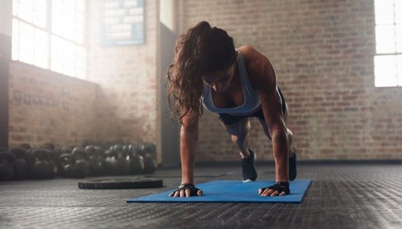 04 core todo dia mulher praticando flexão