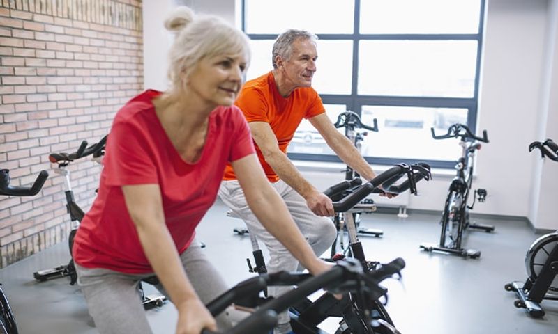 04 indoor quem pode idosos praticando ciclismo indoor