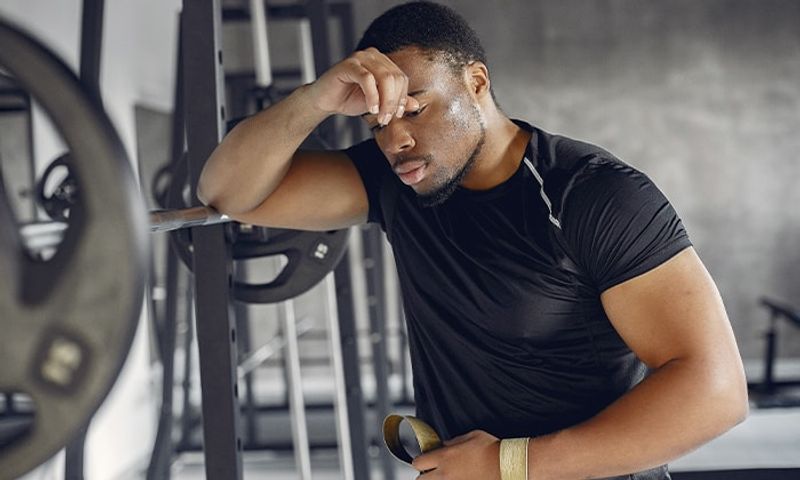 05 indoor indoor todos os dias rapaz cansado de fazer atividades físicas