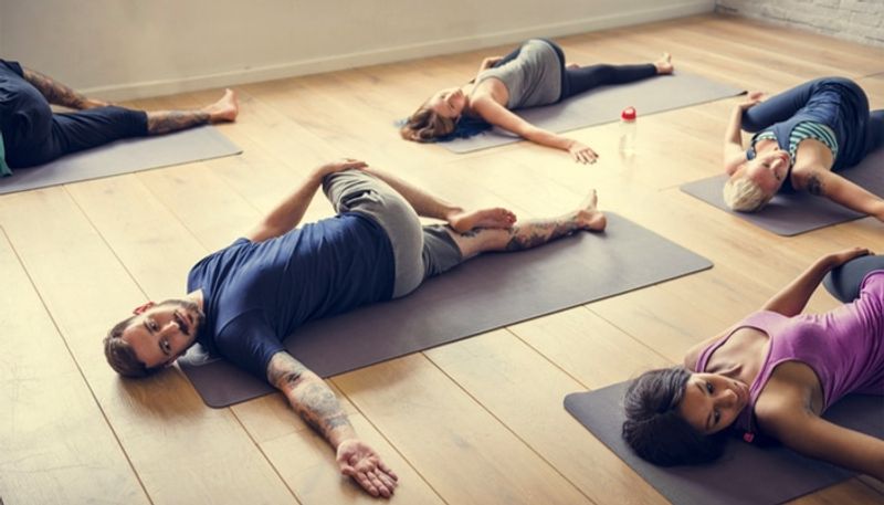 06 core alongar pessoas alongando para exercitar