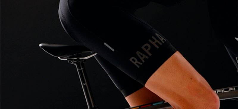 04 selim desconforto close no ciclista sentado no selim da bicicleta